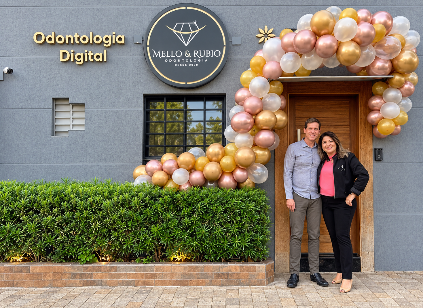 Dra. Fernanda Mello e Prof. André Rubio na fachada da clínica Mello & Rubio Odontologia, no Tatuapé